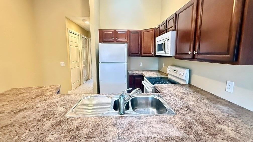 863 Stratford Ln - Photo 7 of 31