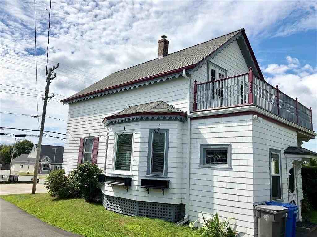 673 Aquidneck Ave - Photo 3 of 32