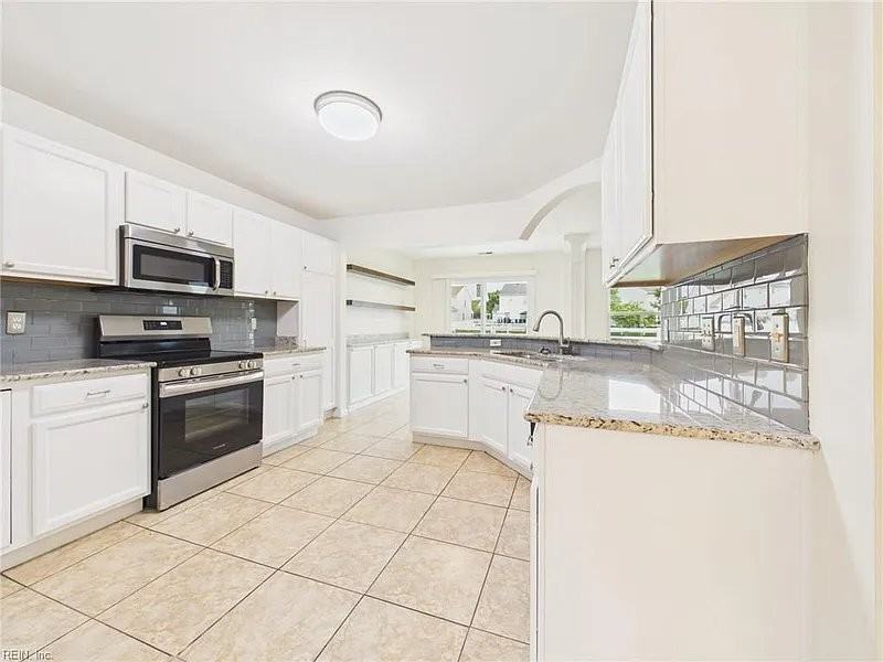 2536 Seven Kings Rd - Photo 4 of 20