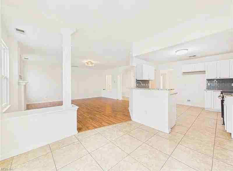 2536 Seven Kings Rd - Photo 7 of 20