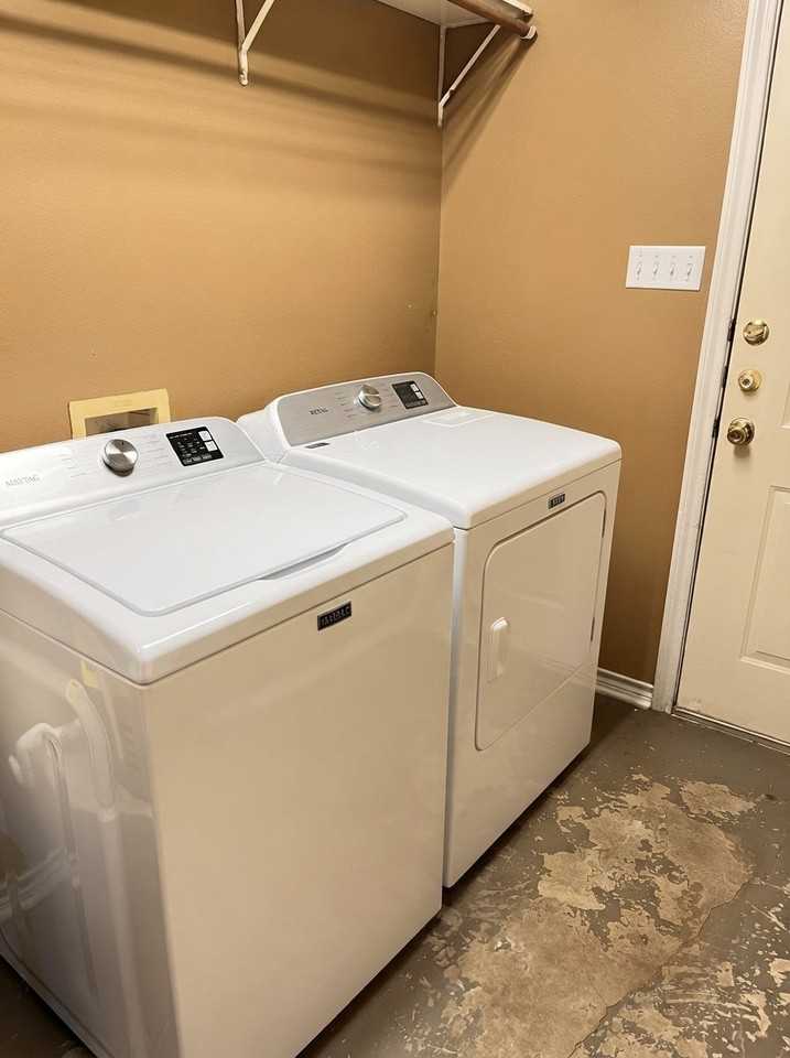 1112 Detroit St - Photo 5 of 17
