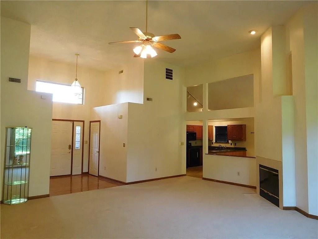 10025 Ironway Dr - Photo 4 of 17