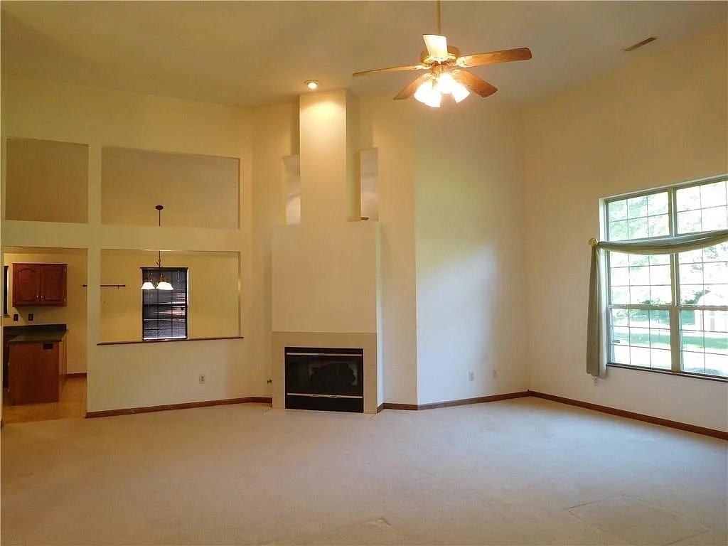 10025 Ironway Dr - Photo 6 of 17