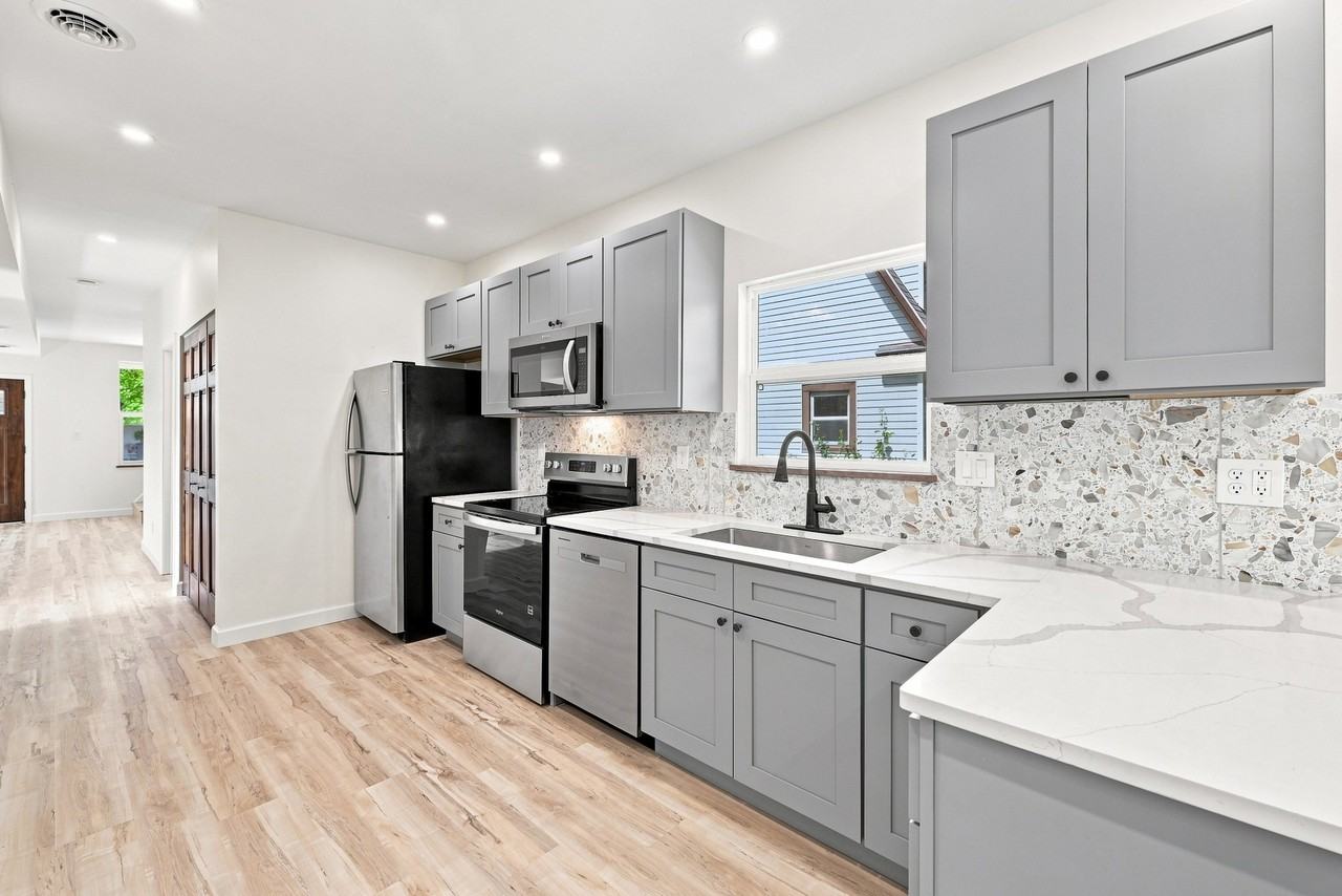 303 S Main St - Photo 3 of 18