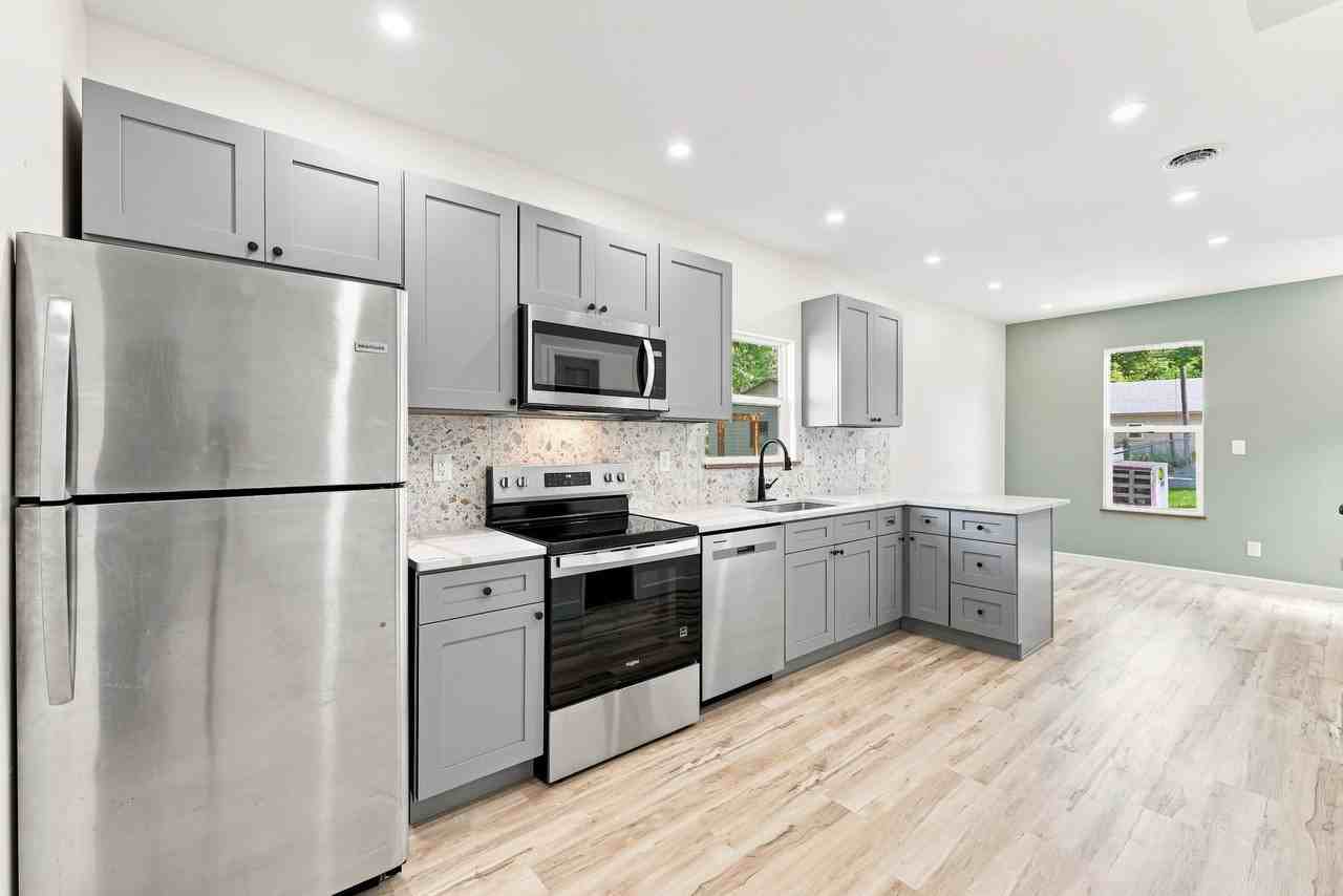 303 S Main St - Photo 4 of 18