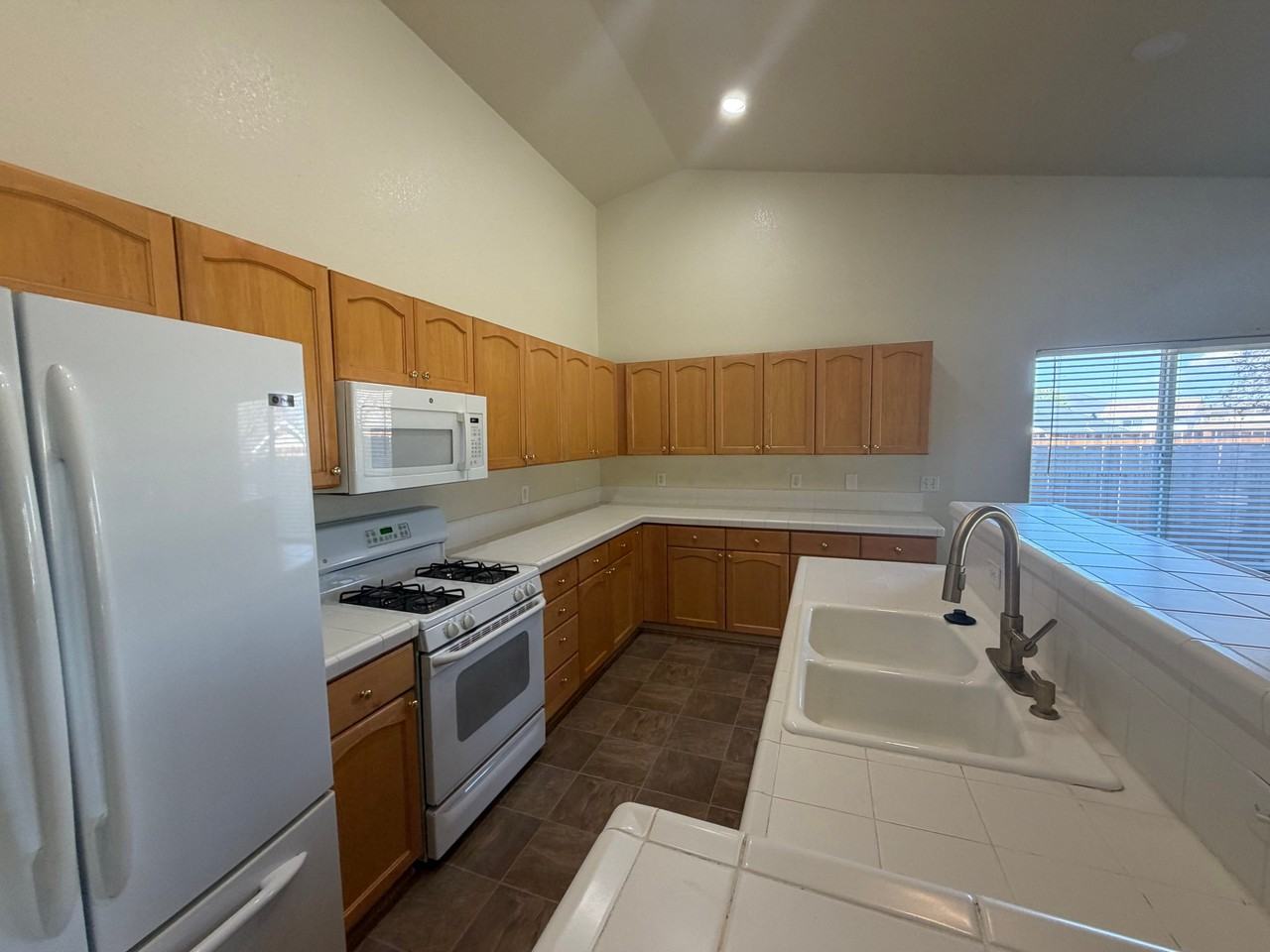 1526 Golf Ct - Photo 4 of 14