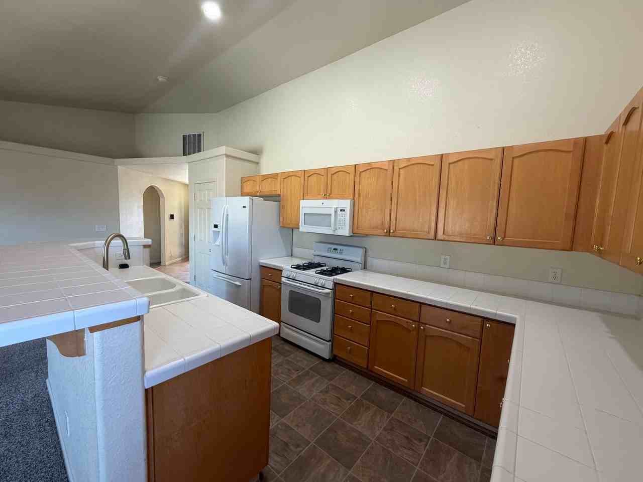 1526 Golf Ct - Photo 5 of 14
