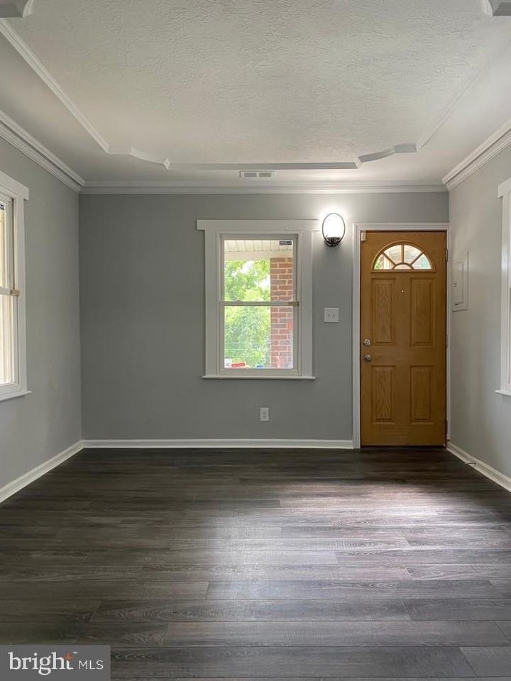 24 Chamber Ave - Photo 2 of 14