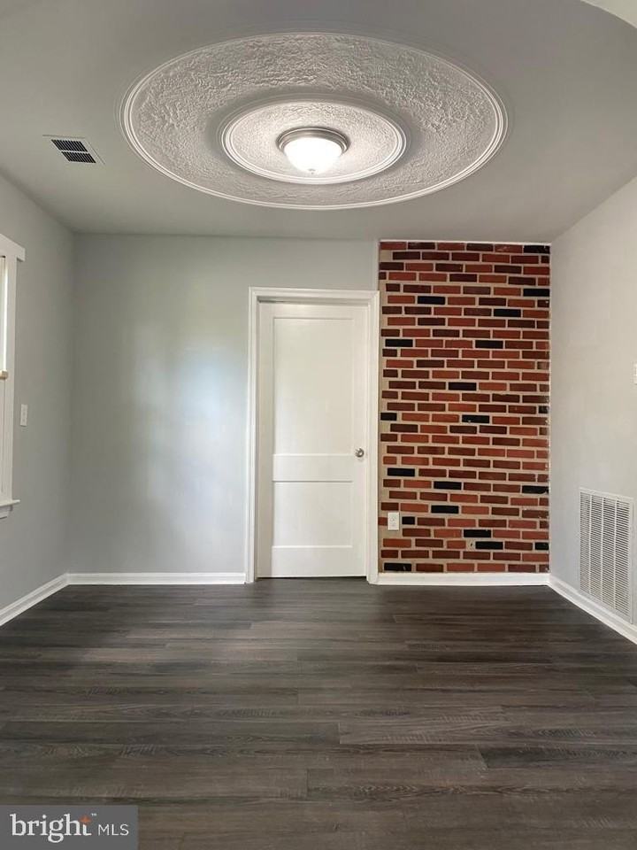24 Chamber Ave - Photo 3 of 14