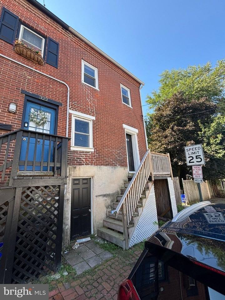 324 W Chestnut St - Photo 2 of 21
