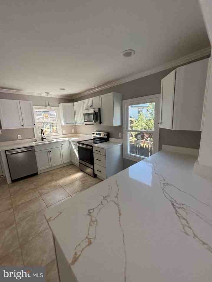 324 W Chestnut St - Photo 3 of 21
