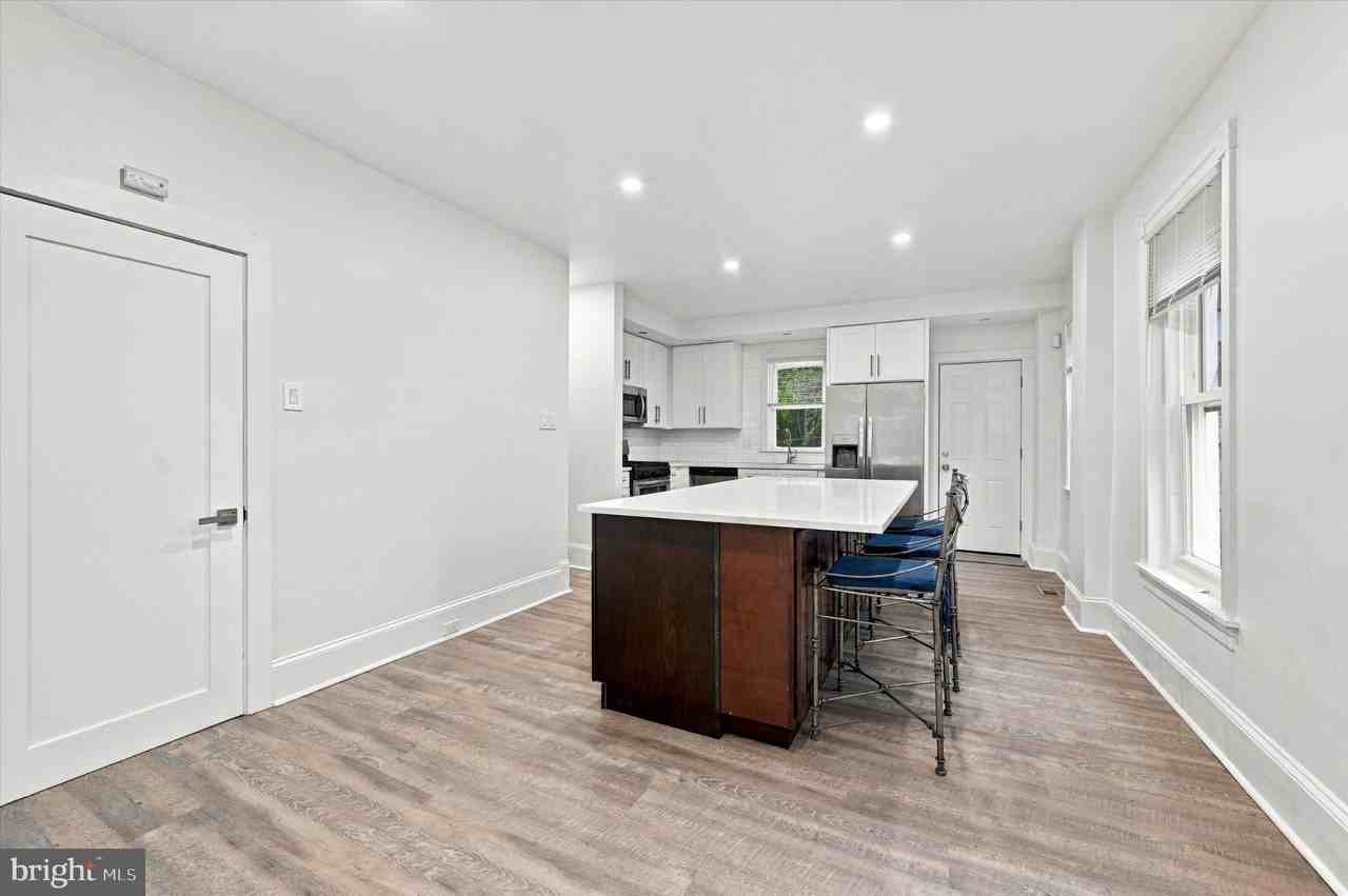 482 Martin St - Photo 3 of 19