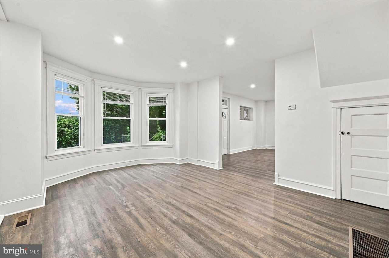 482 Martin St - Photo 4 of 19