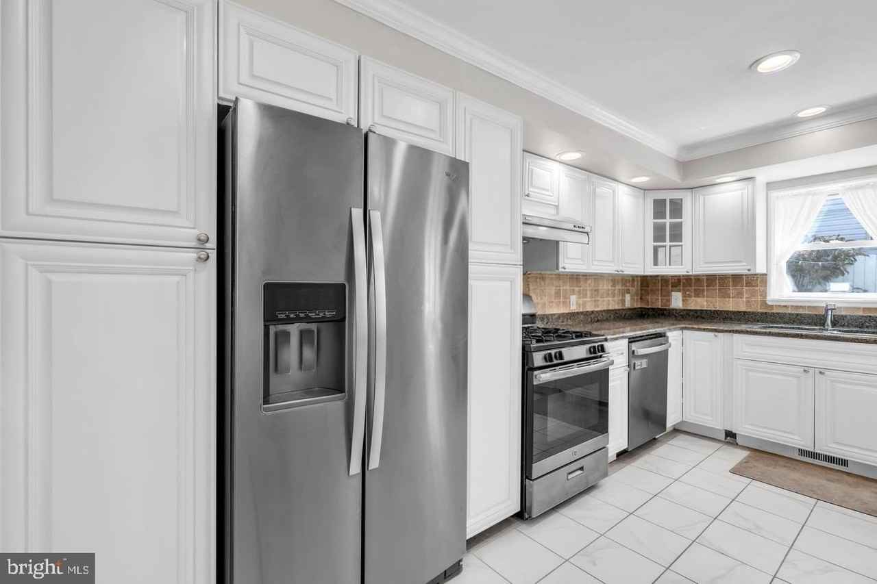 719 N Uber St - Photo 3 of 22