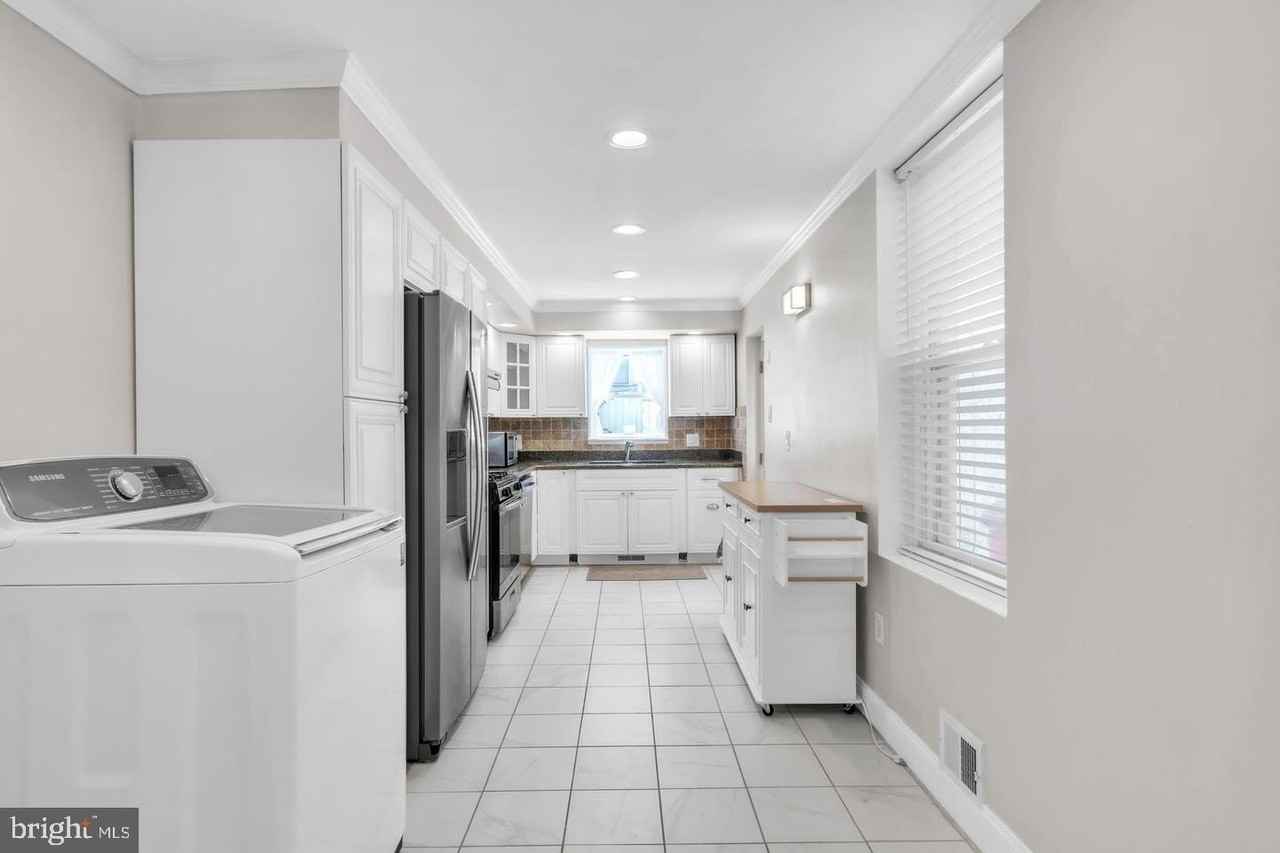 719 N Uber St - Photo 4 of 22