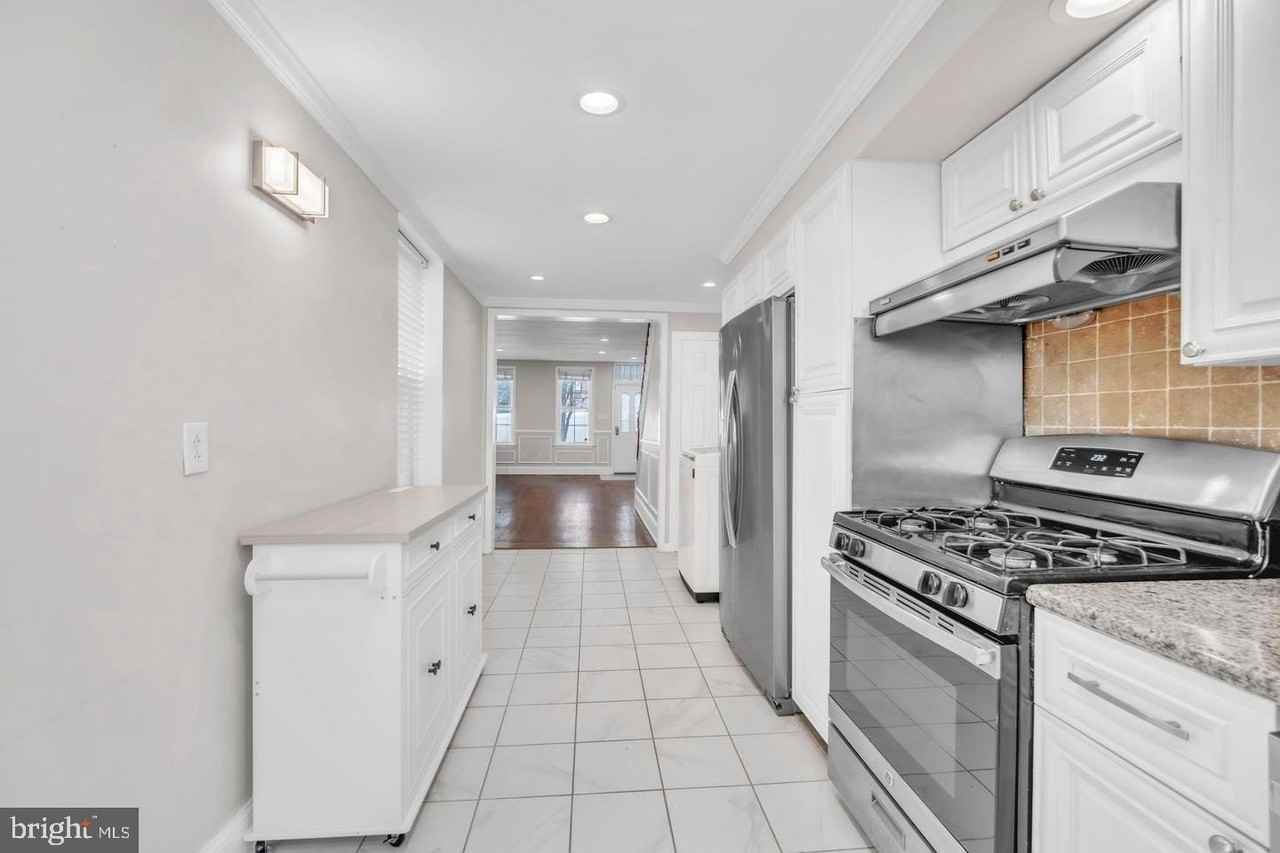 719 N Uber St - Photo 6 of 22
