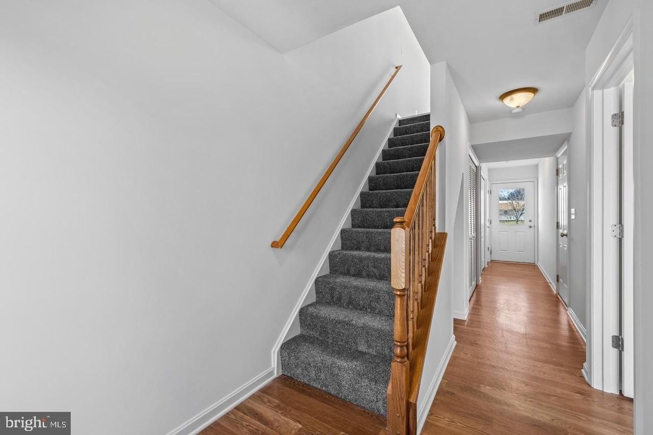 16 Breezewood Dr - Photo 4 of 36