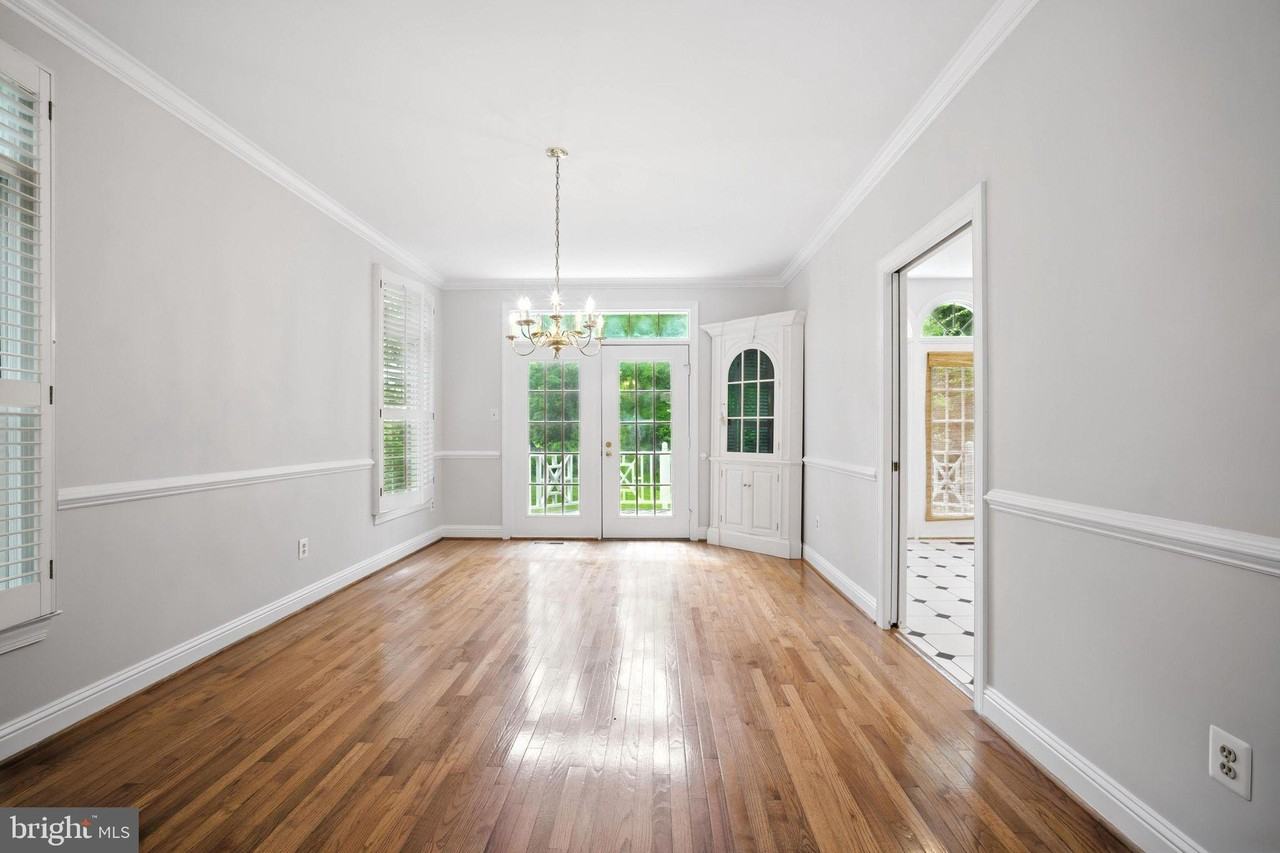 10189 Castlewood Ln - Photo 3 of 29