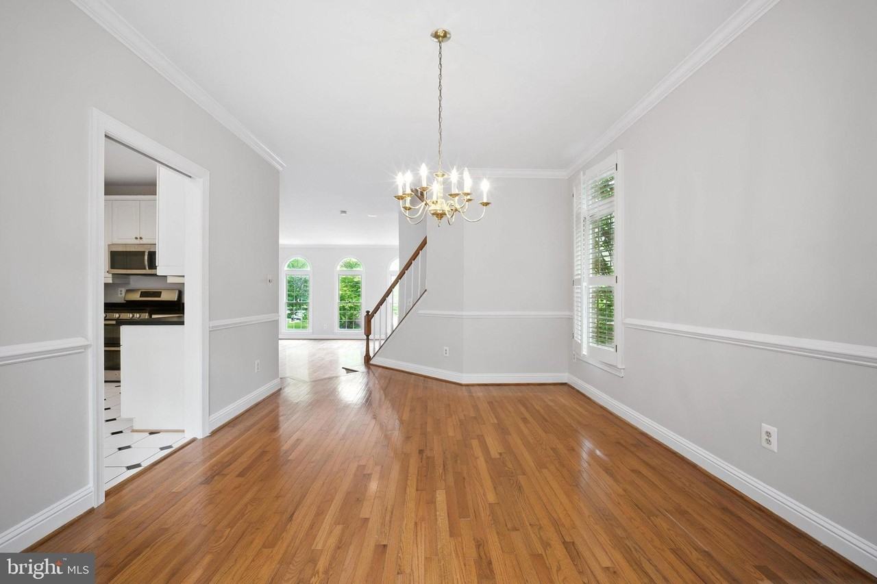 10189 Castlewood Ln - Photo 4 of 29
