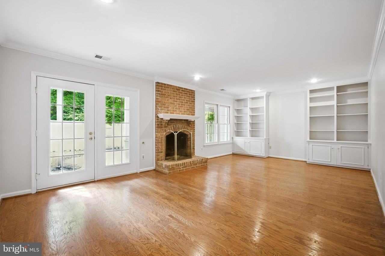 10189 Castlewood Ln - Photo 6 of 29