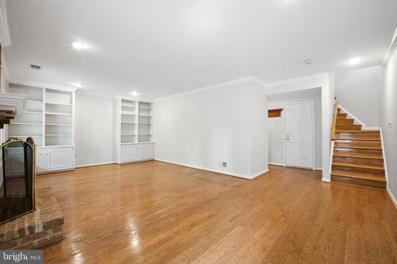 10189 Castlewood Ln - Photo 7 of 29