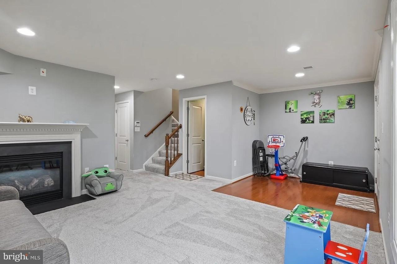 25097 Croxley Green Sq - Photo 3 of 17