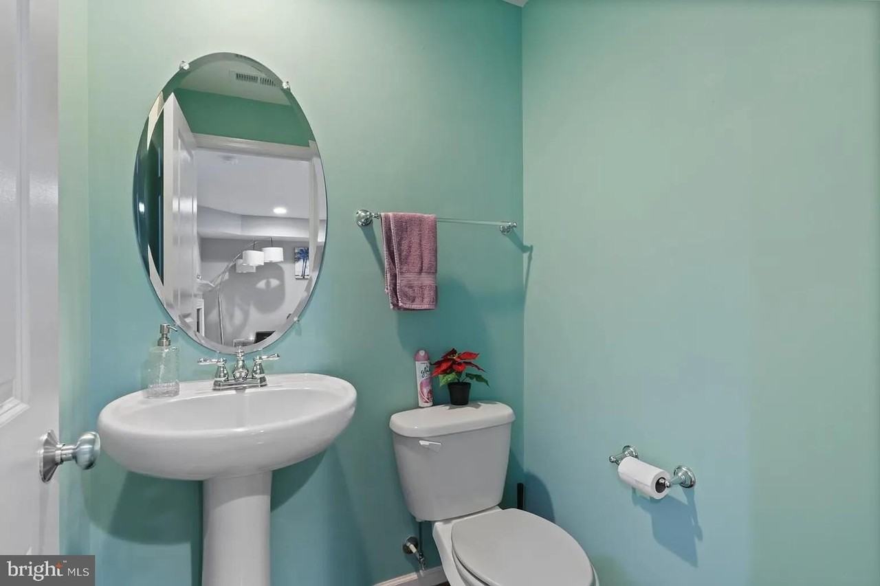 25097 Croxley Green Sq - Photo 4 of 17