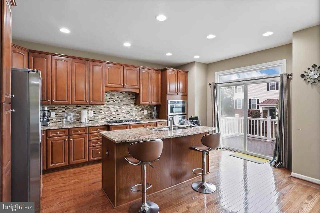 25097 Croxley Green Sq - Photo 5 of 17