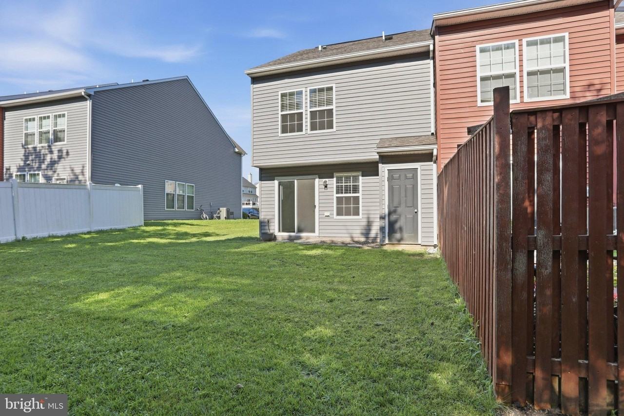 65 Darien Dr - Photo 4 of 28