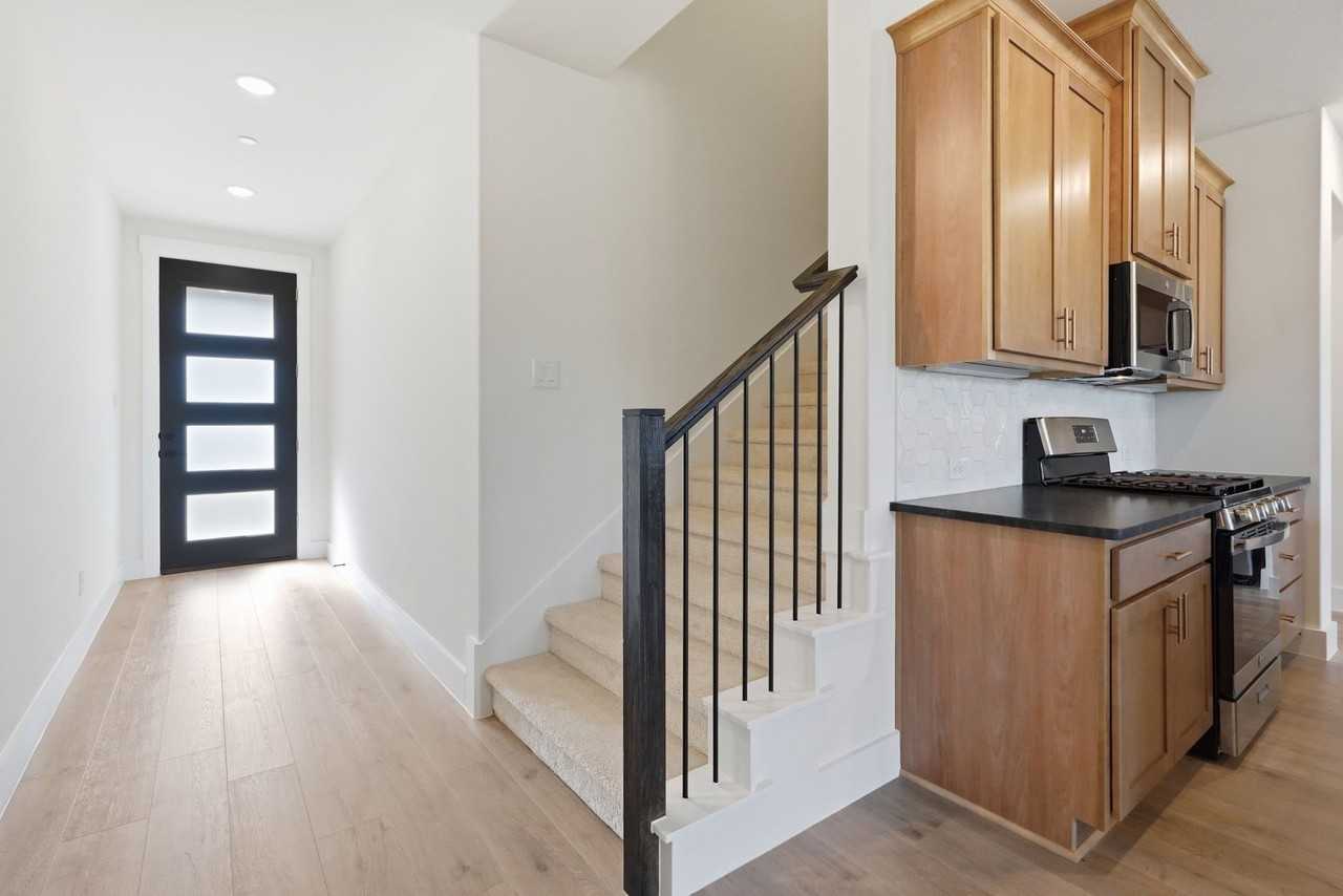8852 Enclave Way - Photo 3 of 27
