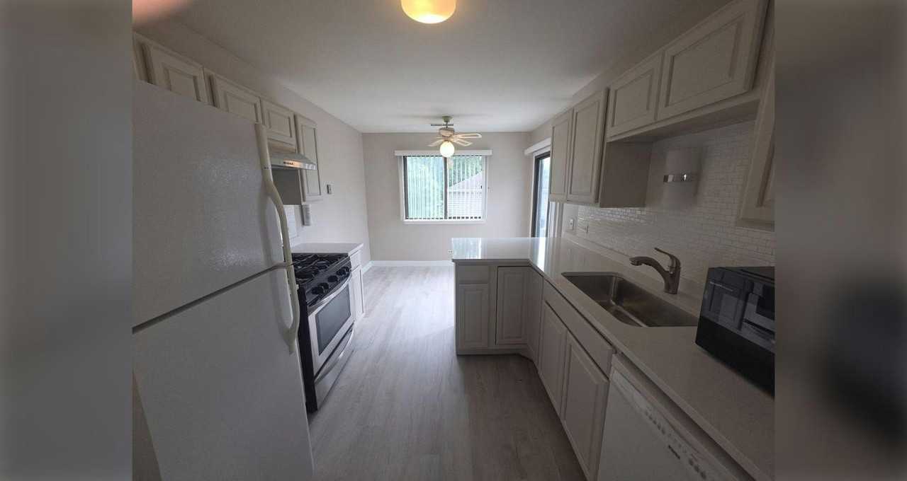 299 Pembridge Lane, Unit D2 - Photo 2 of 14