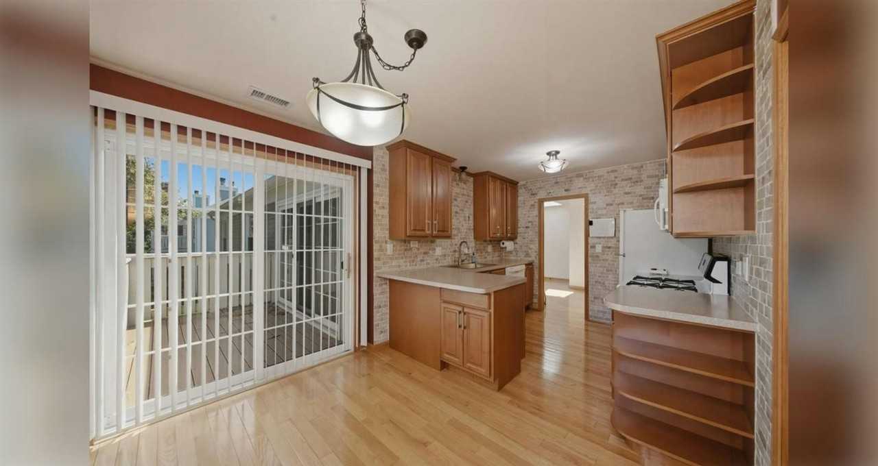 1671 Grosvenor Circle, Unit C - Photo 3 of 12