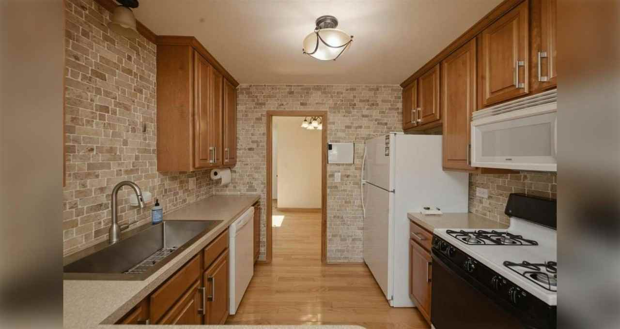 1671 Grosvenor Circle, Unit C - Photo 4 of 12