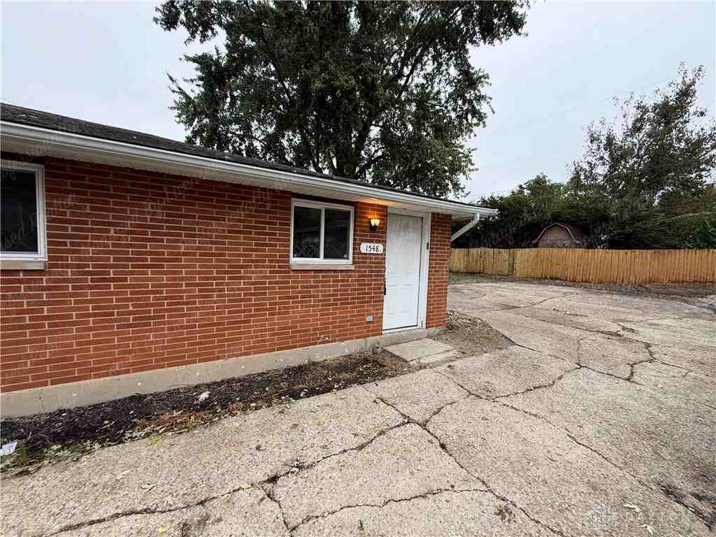 1548 Montgomery Ave - Photo 3 of 20