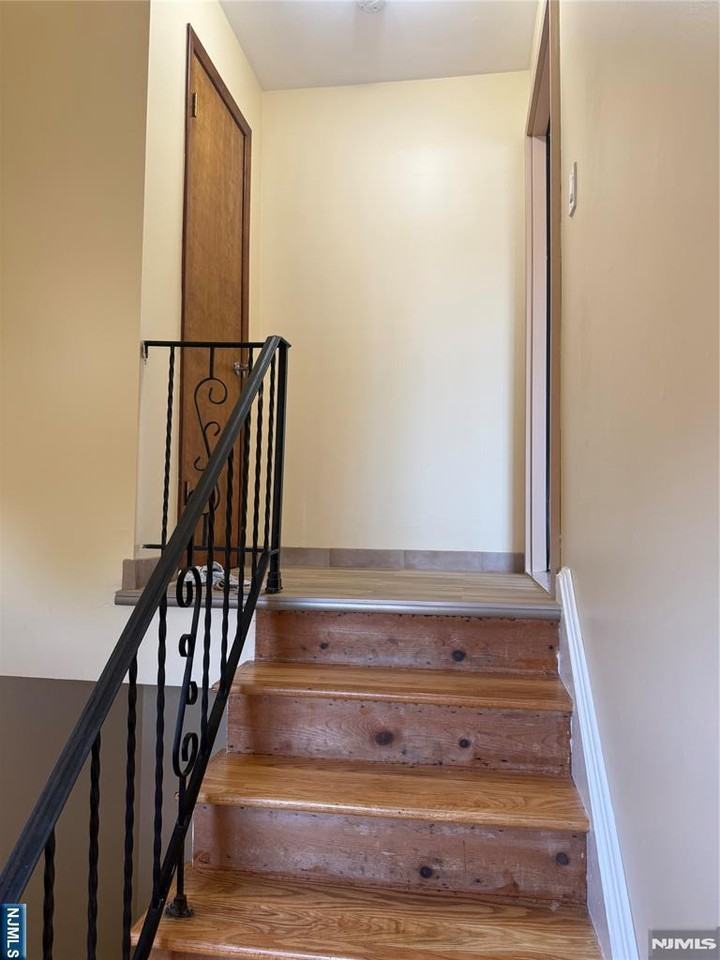 235 Macarthur Ave ##2 - Photo 2 of 15