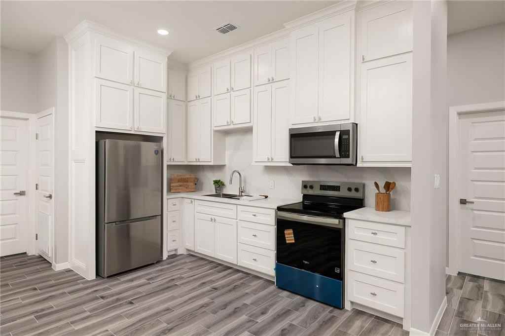 704 W 25th St - Photo 7 of 21