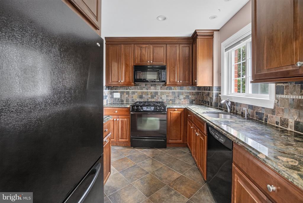 3250 Martha Custis Dr - Photo 3 of 27