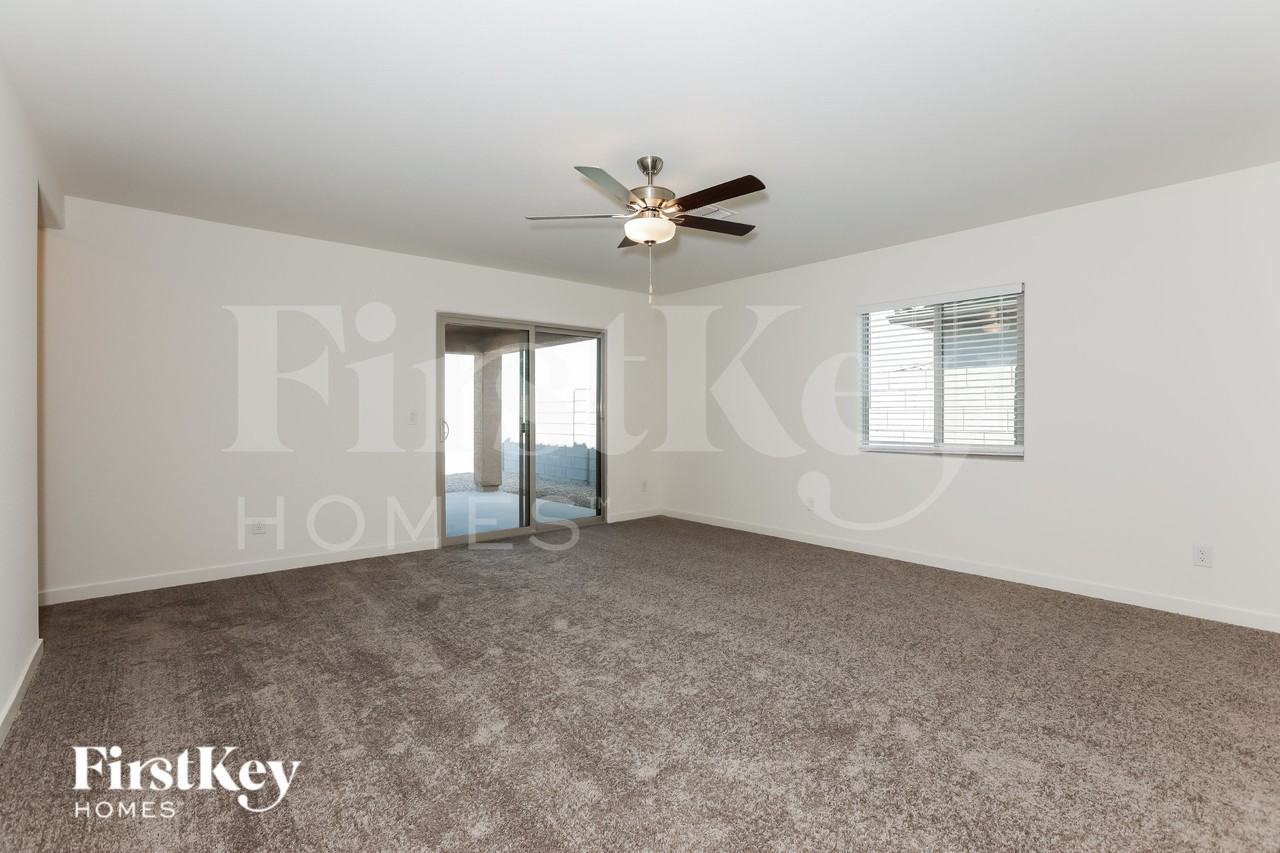 1040 W 20th St - Photo 2 of 16