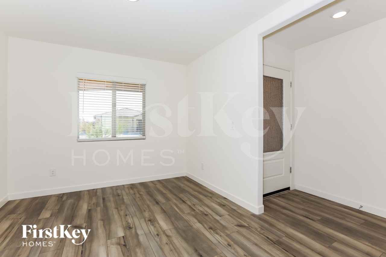 1040 W 20th St - Photo 4 of 16