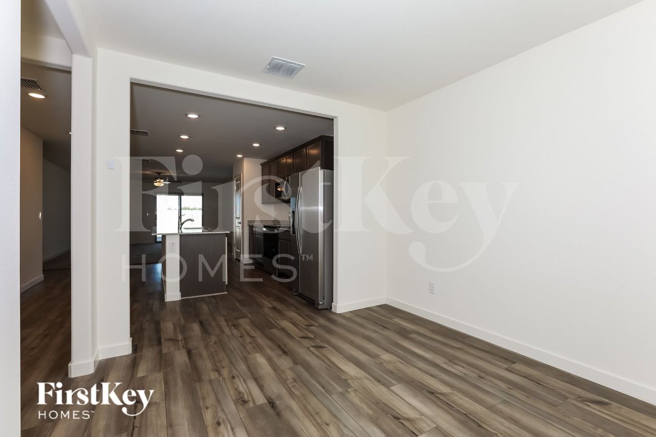 1040 W 20th St - Photo 5 of 16