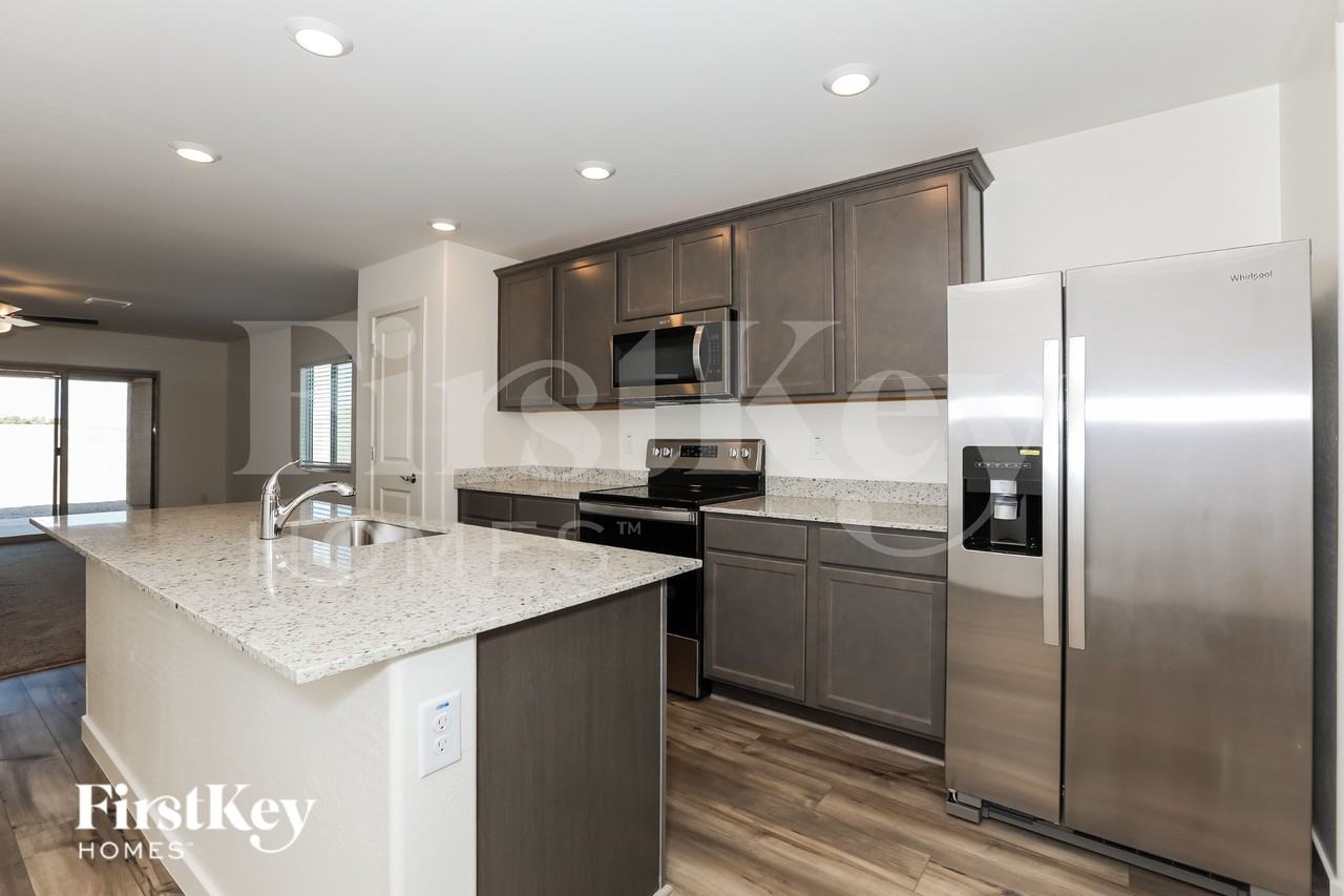 1040 W 20th St - Photo 6 of 16
