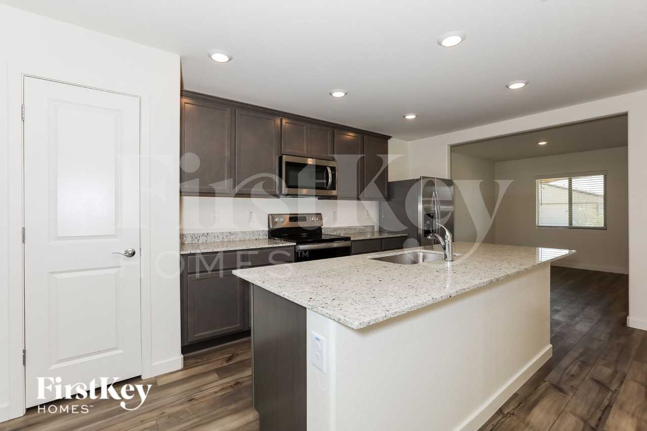 1040 W 20th St - Photo 7 of 16
