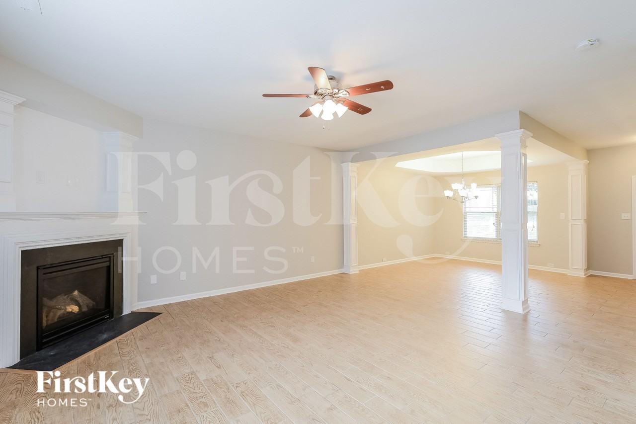 5519 Pinebrook Ln - Photo 2 of 15
