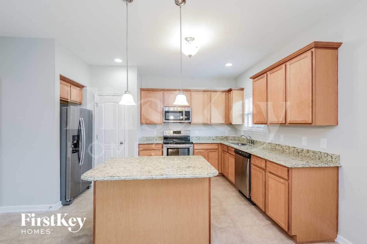 5519 Pinebrook Ln - Photo 5 of 15