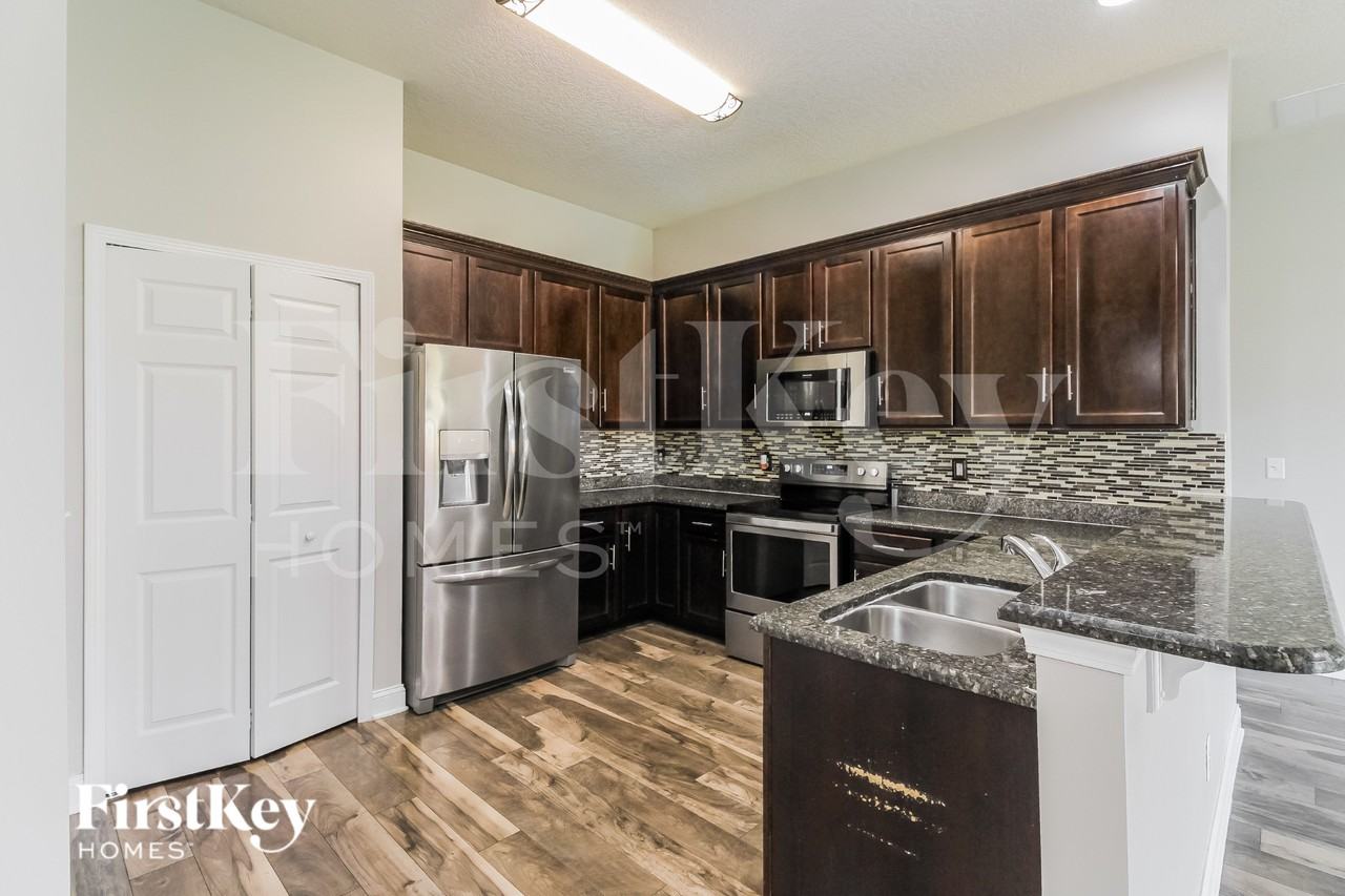 2612 Royal Pointe Dr - Photo 4 of 16