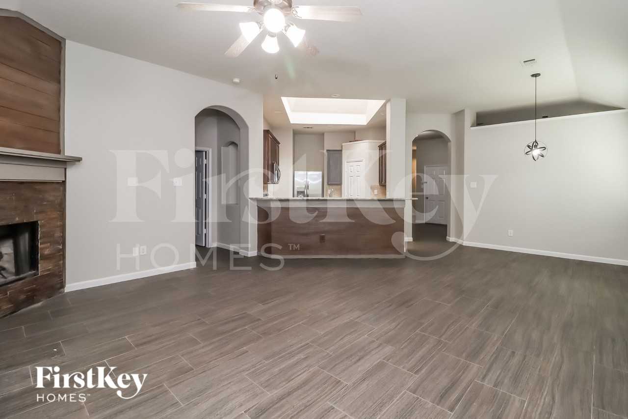 10737 Emerald Park Ln - Photo 5 of 15