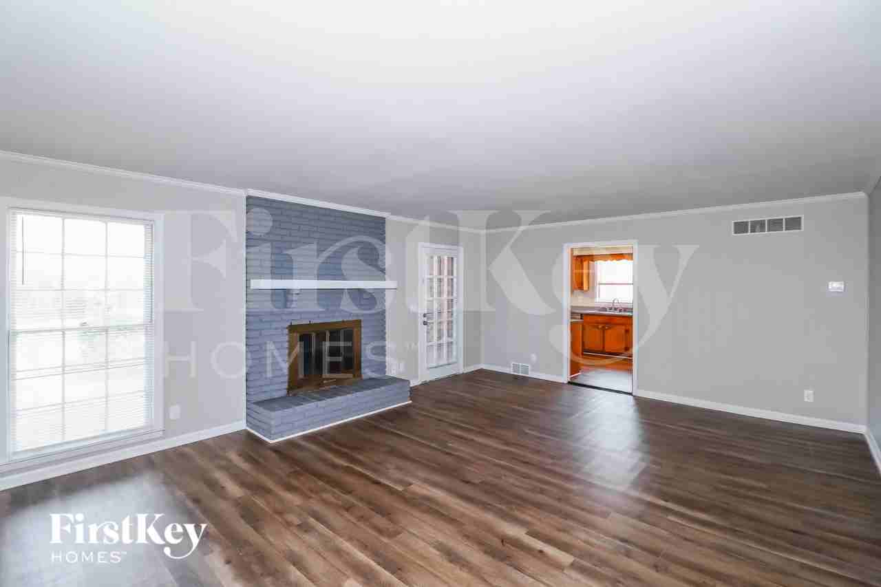 5130 Kingswood Cir - Photo 3 of 15