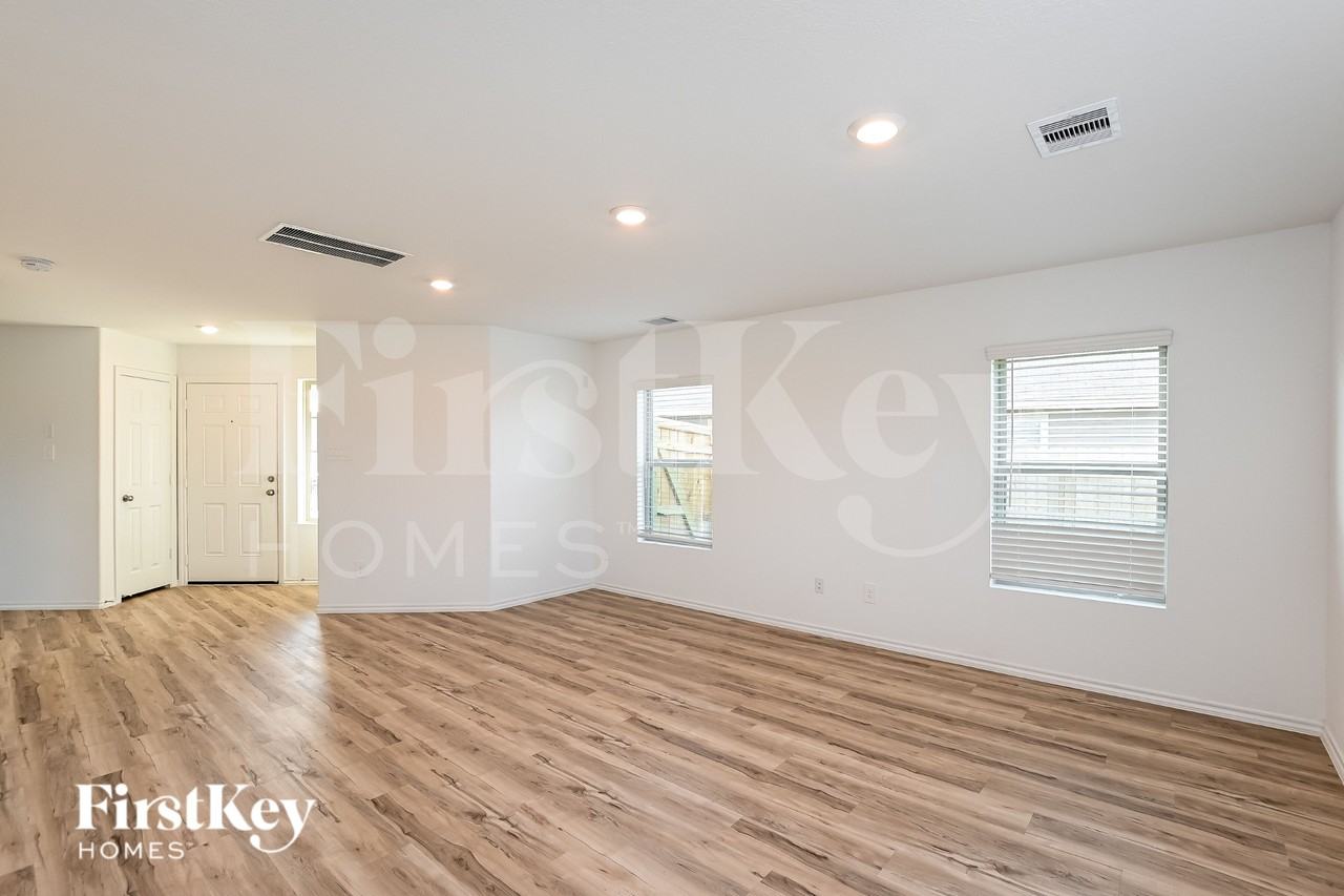 302 Pickwick Gardens Ln - Photo 2 of 16