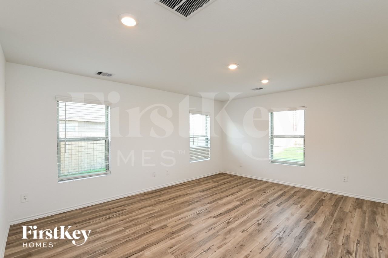 302 Pickwick Gardens Ln - Photo 3 of 16