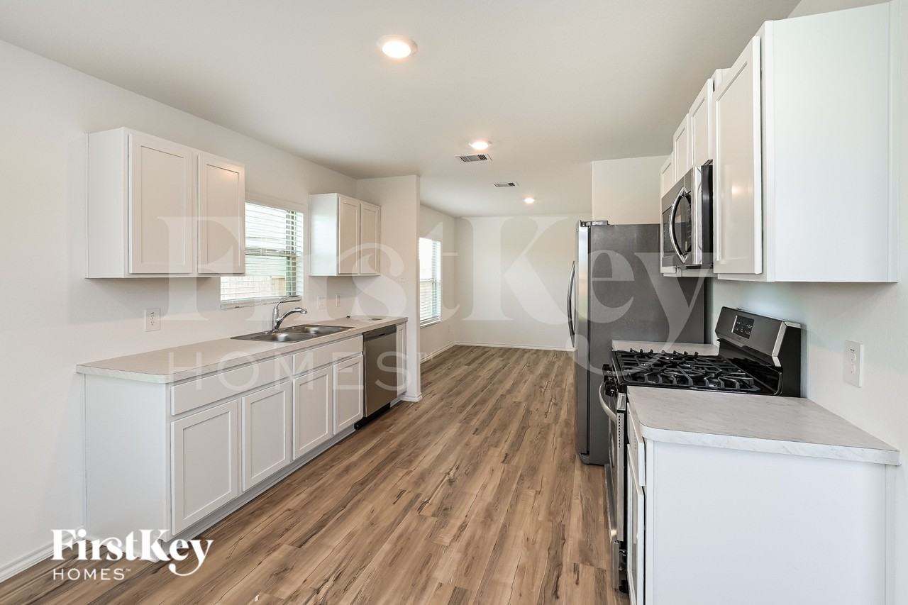 302 Pickwick Gardens Ln - Photo 4 of 16